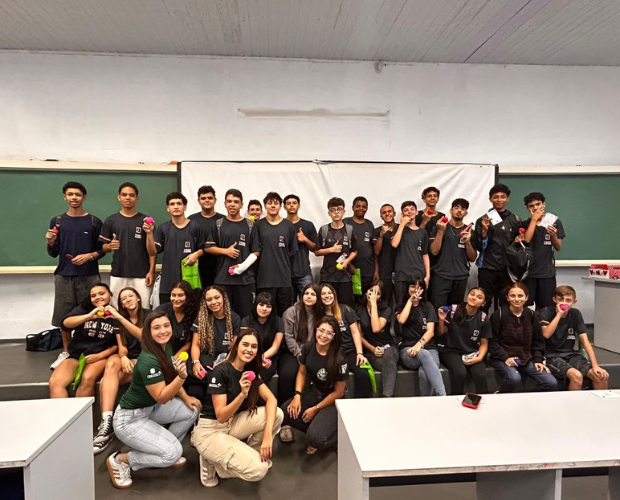 Acadmicos de Fisioterapia realizam palestra sobre o uso de celular entre adolescentes